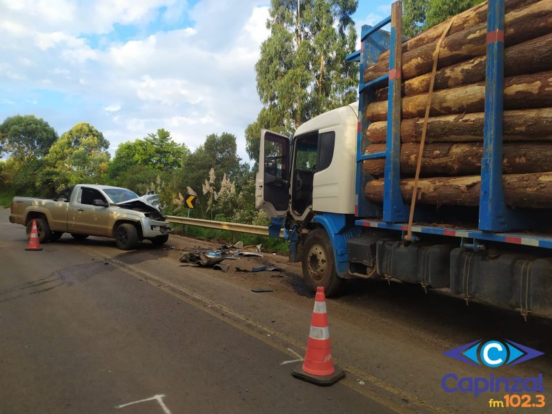 Colisão frontal entre caminhão e caminhonete deixa motorista ferido na SC-150