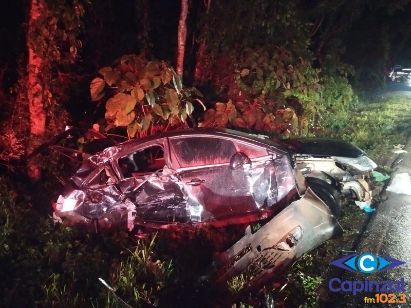 Crianças são ejetadas de carro após colisão com caminhões na BR-282, em Joaçaba