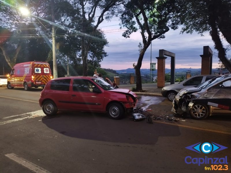 Idoso é socorrido pelos Bombeiros após colisão entre veículos em Itá