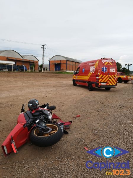 Motociclista fica gravemente ferido após colisão com caminhão na BR-282