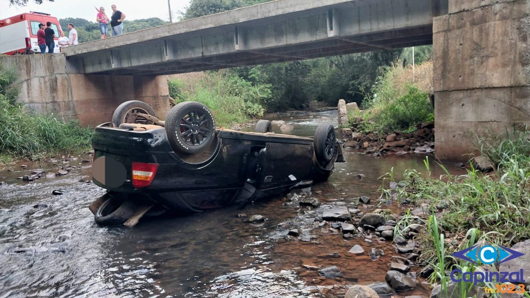 Bombeiros resgatam homem que caiu com veículo na água de ponte em Arabutã