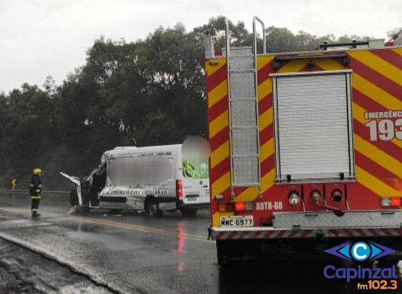 Motorista fica gravemente ferido em colisão entre caminhão e van na BR-282