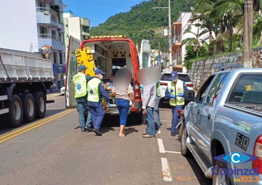 Mulher fica ferida após colisão entre caminhonete e motoneta no centro de Ouro