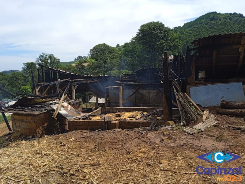 Bombeiros combatem incêndio em galpão no interior de Ipira