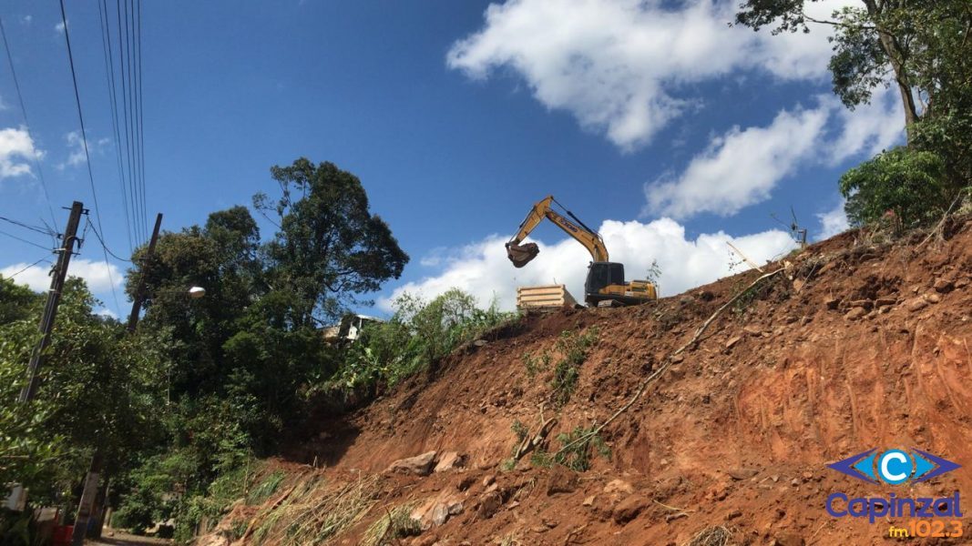 Secretaria de Obras do Interior auxilia na remoção de terra em áreas de risco em Piratuba