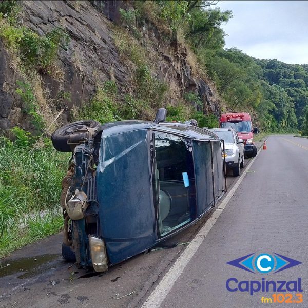 Veículo colide contra barranco após pneu estourar na BR-153, em Irani