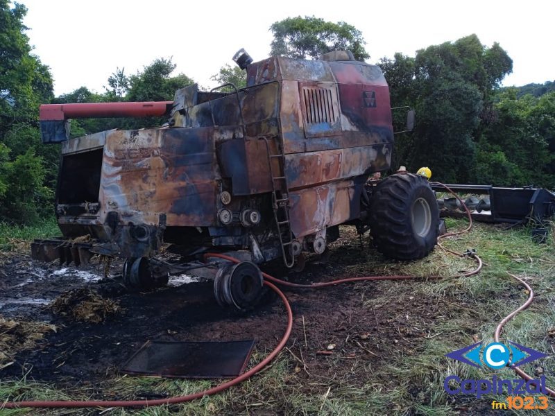 Bombeiros combatem incêndio em colheitadeira no interior de Píratuba