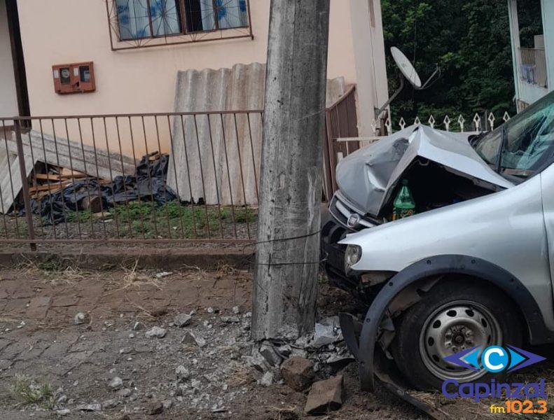 PM é acionada após motorista colidir picape em poste e fugir do local em Videira