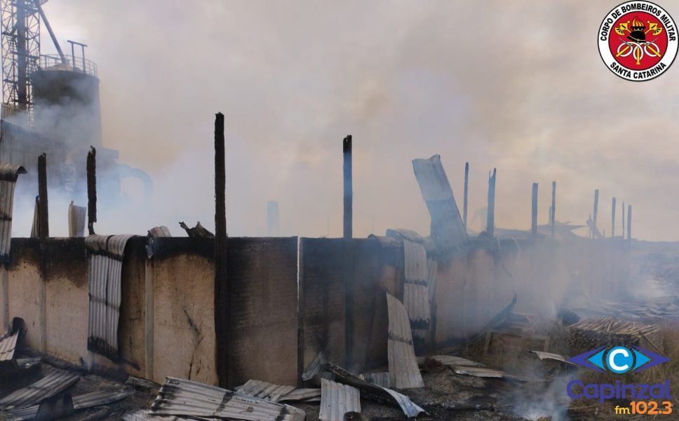 Incêndio de grandes proporções destrói barracão no Meio-Oeste