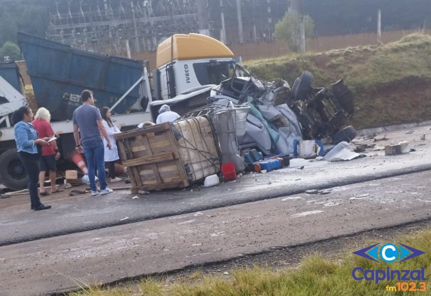 Colisão entre carro e caminhão deixa dois mortos na SC-350