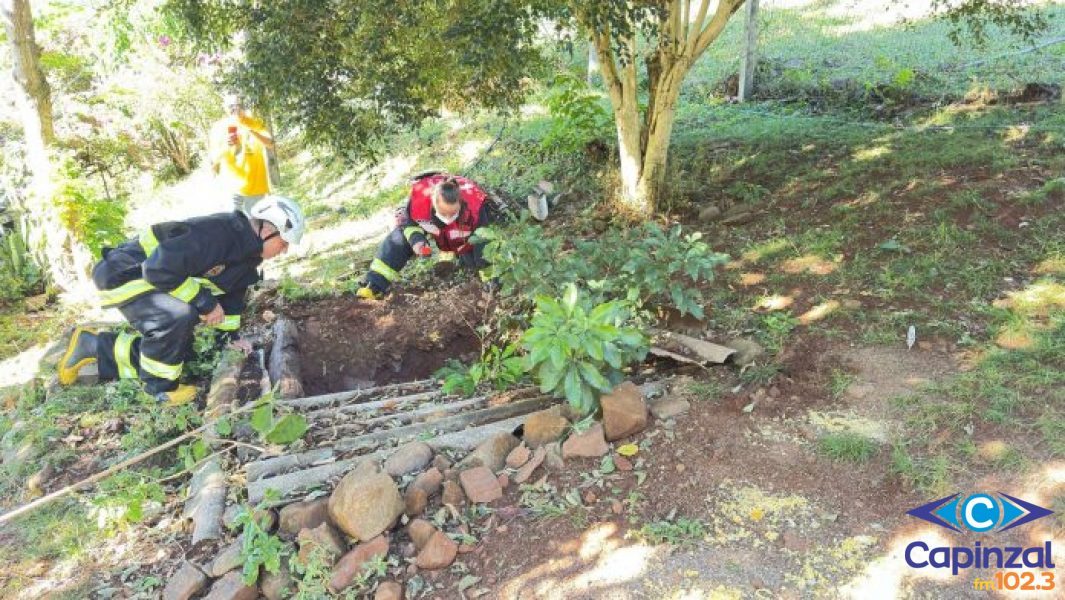 Idoso é resgatado por bombeiros após cair dentro de poço