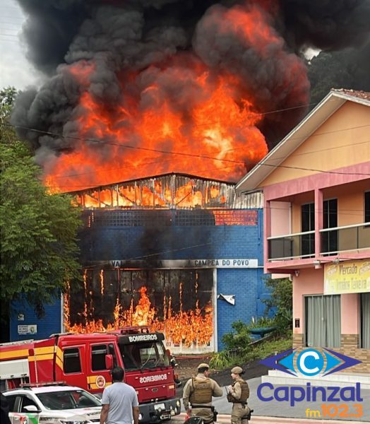 Incêndio destrói barracão da Escola de Samba Vale do Samba em Joaçaba