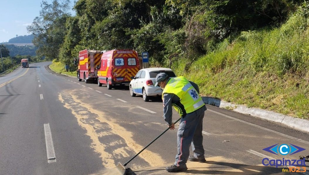 Derramamento de óleo resulta em capotamento de veículo na SC-135