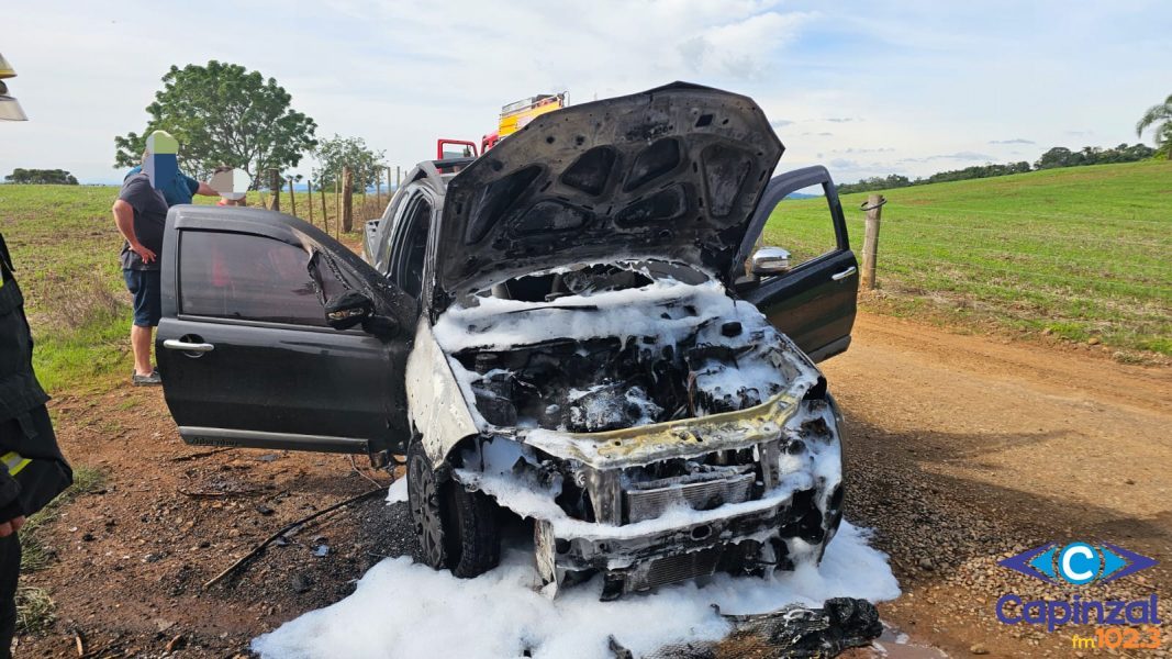 Incêndio em veículo mobiliza o Corpo de Bombeiros no interior de Capinzal