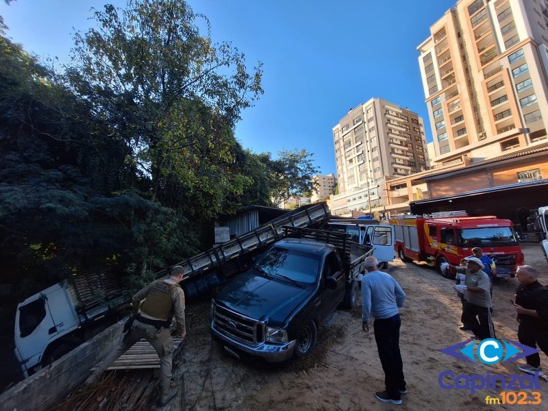 Homem fica ferido após caminhão desgovernado e colidir com outros veículos em pátio de empresa em Joaçaba