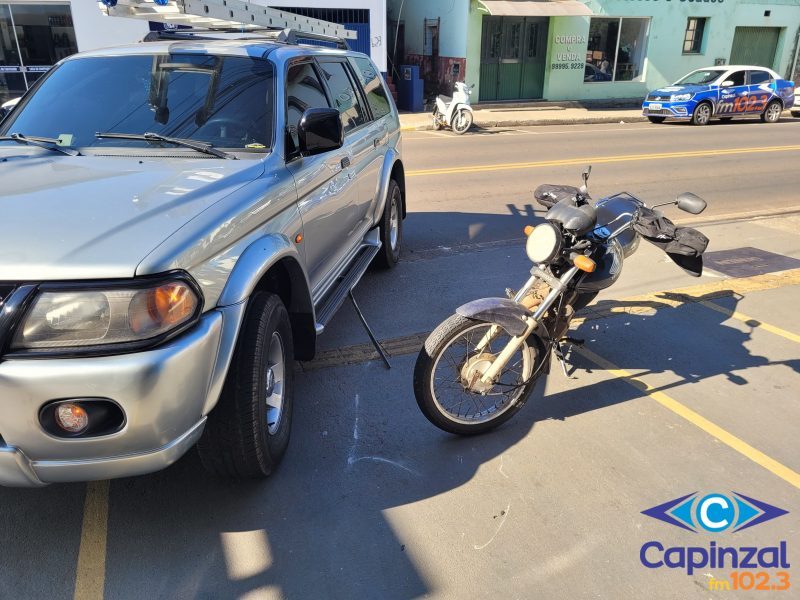 Colisão entre carro e moto deixa jovem ferido na Rua Presidente Nereu Ramos (Capinzal)