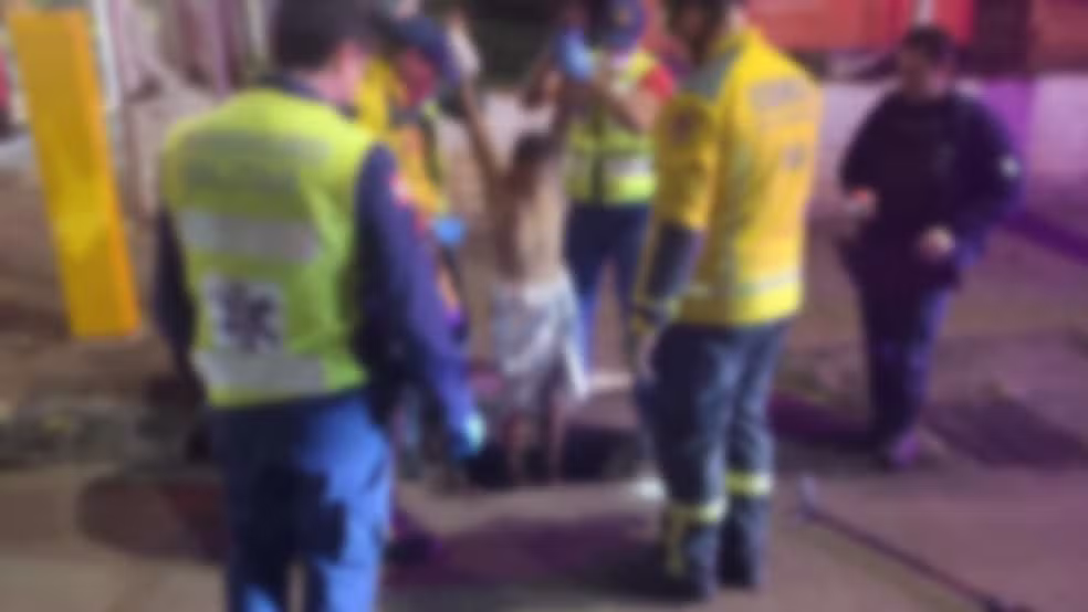 Homem é resgatado nu de bueiro após passar a noite em galerias pluviais em Chapecó