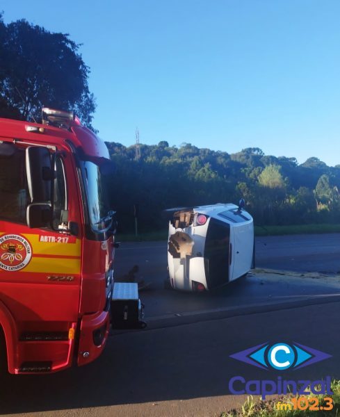 Homem é socorrido ferido após capotamento na BR-470 em Campos Novos