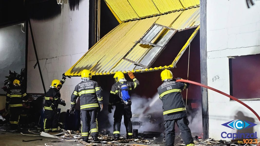 Incêndio destrói chapeação e veículos durante a madrugada em Ouro