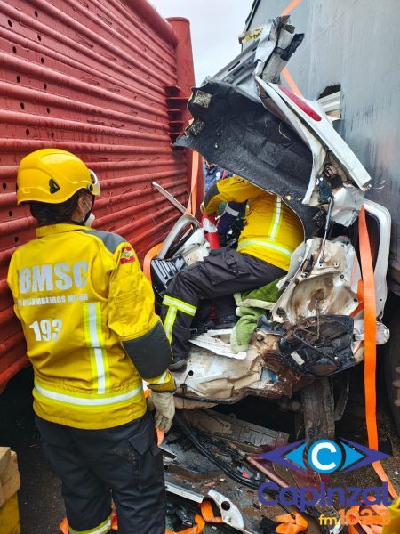 Veículo fica prensado entre dois caminhões e motorista é resgatado com vida em Campos Novos
