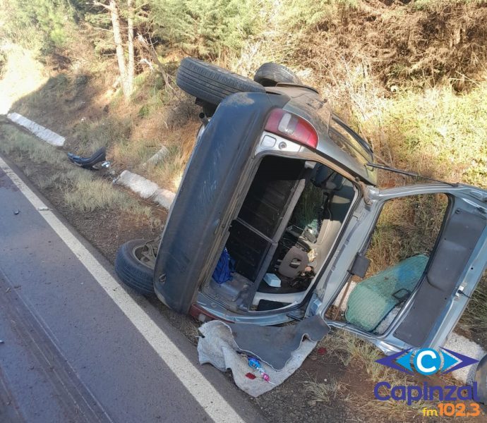 Colisão envolvendo carro e carreta deixa três pessoas feridas na SC-452 entre Fraiburgo e Monte Carlo